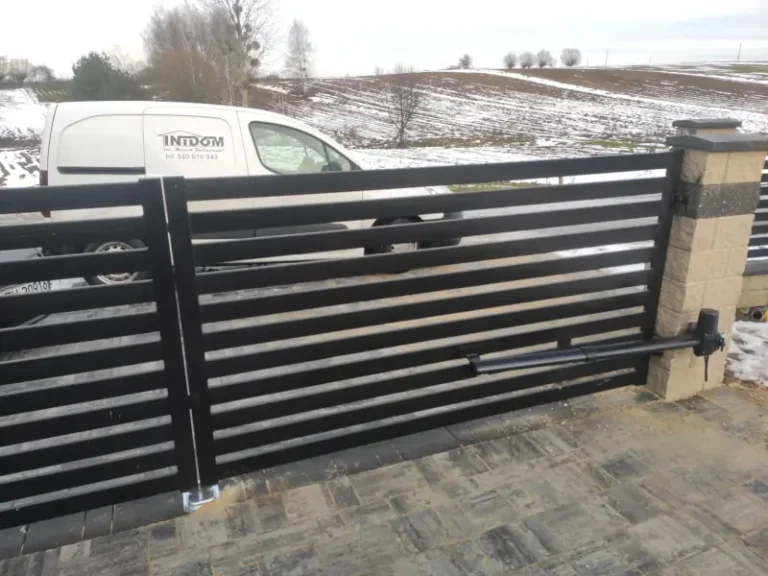 Brama dwuskrzydłowa z napędem automatycznym - montaż i uruchomienie w Puławach.