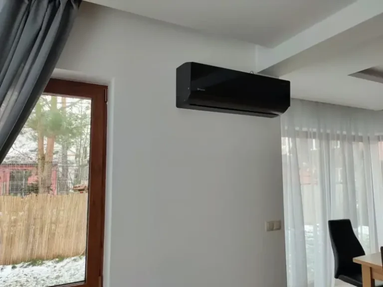 Stylowa czarna klimatyzacja typu split w nowoczesnym wnętrzu - montaż Puławy okolice.