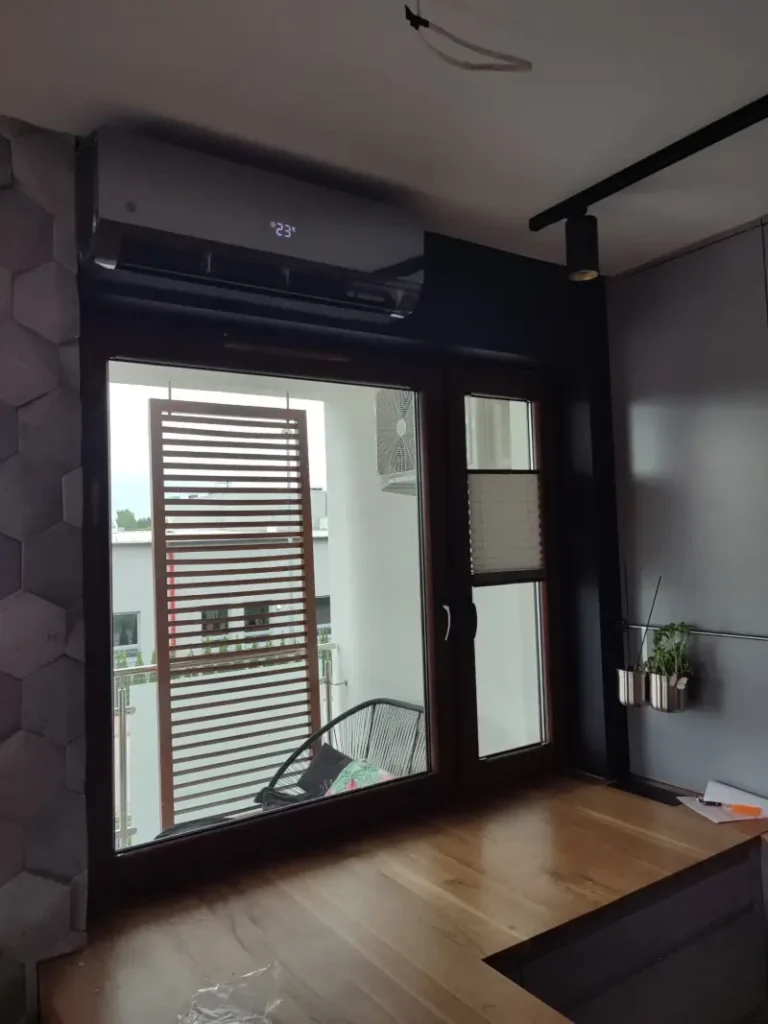 Montaż jednostki wewnętrznej klimatyzacji split w mieszkaniu - IntDom Puławy.