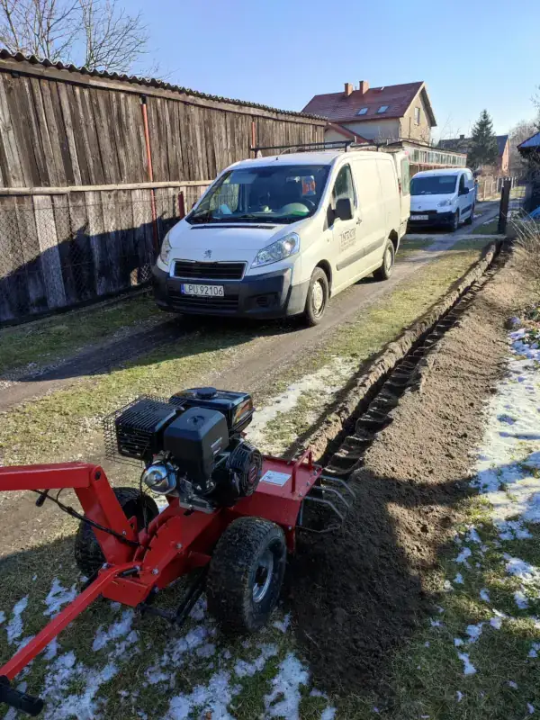 Wykopy pod kable koparką łańcuchową - profesjonalne przygotowanie instalacji w Puławach.