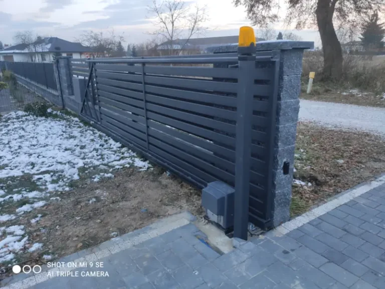 Montaż nowoczesnej bramy przesuwnej na posesji prywatnej w Puławach.