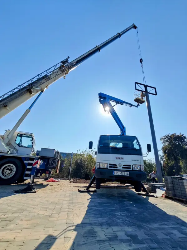Montaż dużych reklam i bilbordów z podnośnika - realizacja przy Biedronce w Dęblinie.