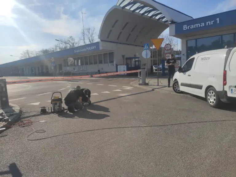 Instalacja szlabanu automatycznego przed wjazdem Zakłady Azotowe Puławy.