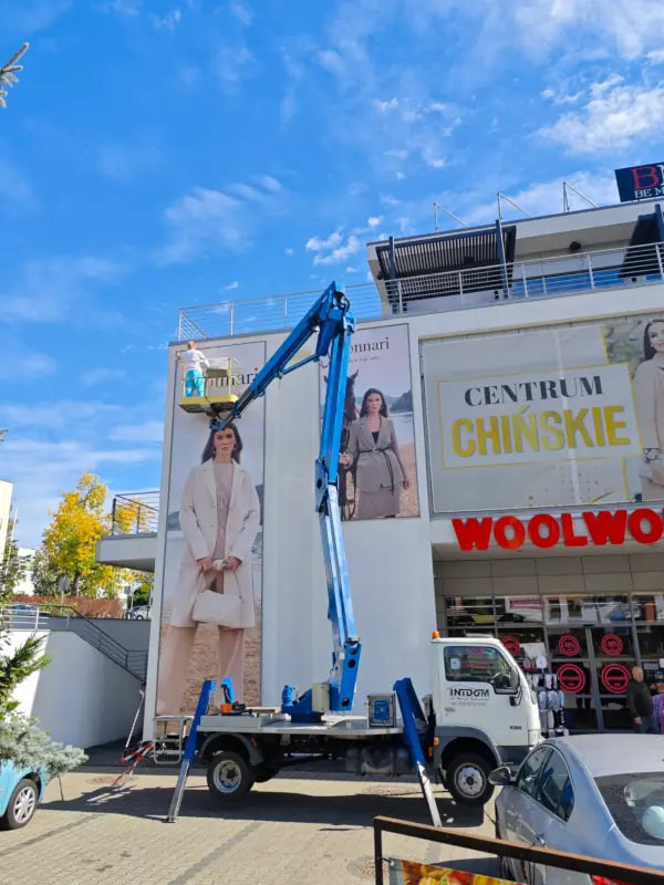 Prace wysokościowe przy elewacji Galerii Nova w Puławach z użyciem podnośnika.