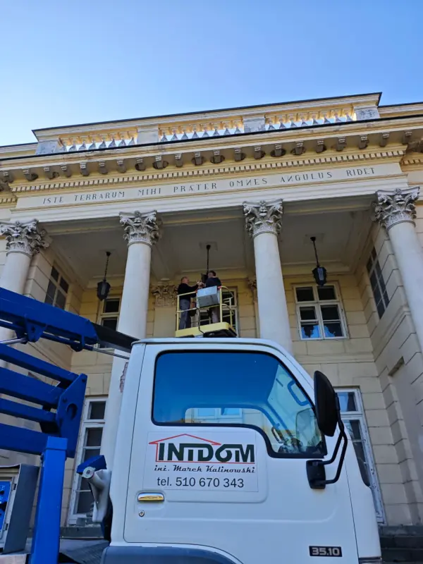 Podnośnik koszowy IntDom w parku przy Pałacu Marynki w Puławach - serwis oświetlenia.