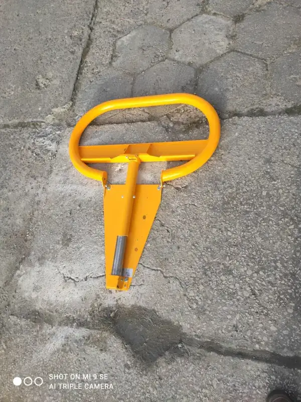 Składany słupek parkingowy - mechaniczna blokada i rezerwacja miejsca postojowego.