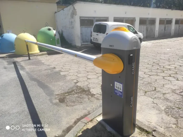 Montaż szlabanu wjazdowe z systemem SOS dla służb ratunkowych - firma IntDom.