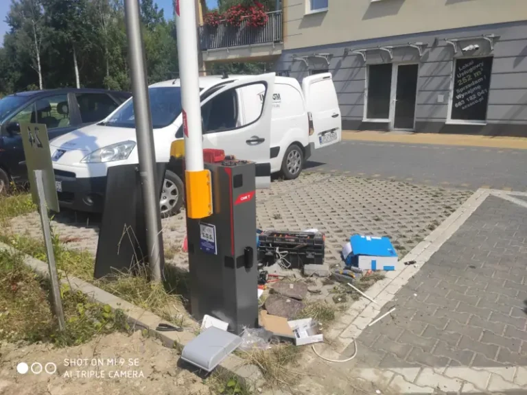 Szlaban wjazdowy na parking osiedlowy - firma IntDom