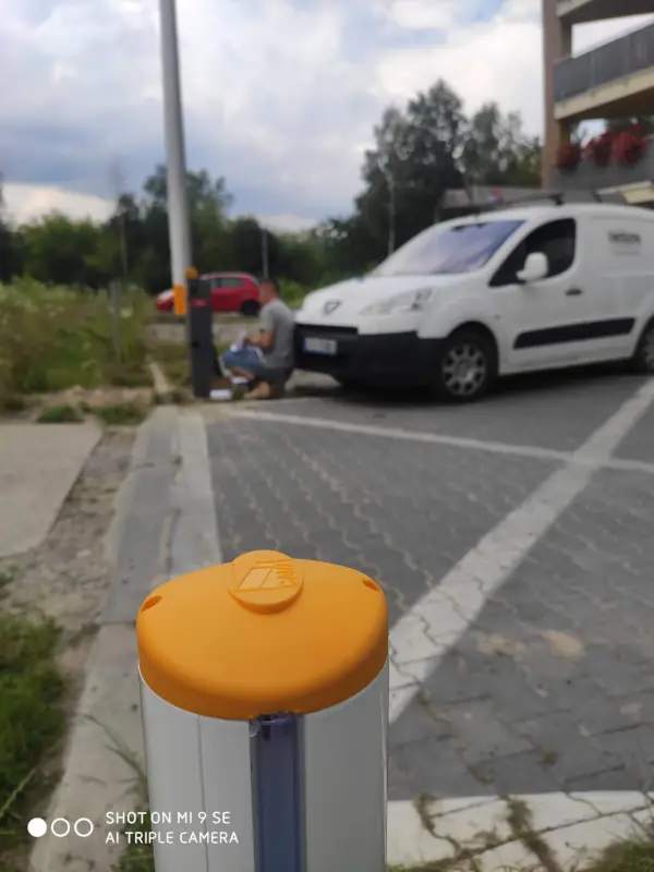 Automatyczny szlaban wjazdowy z napędem elektrycznym - instalacja firmy IntDom.