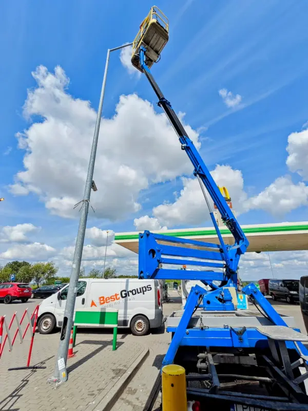 Usługi podnośnikiem na stacji paliw BP - serwis oświetlenia i wiaty.