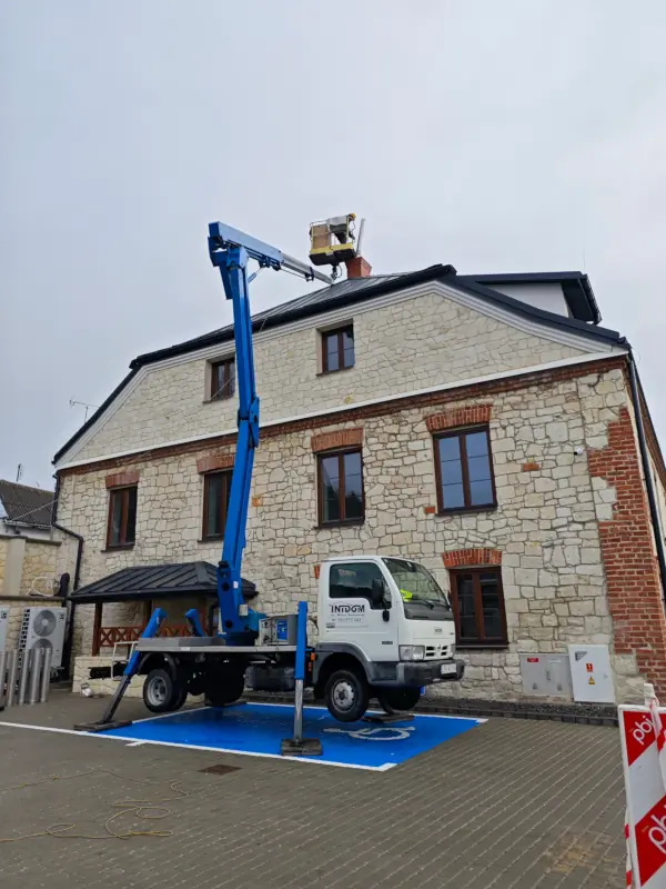 Wynajem podnośnika koszowego w Janowcu - prace na wysokości przy zabytkowym obiekcie.